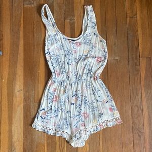 Very cute Kendall and Kylie  floral romper. Perfect for the summer!